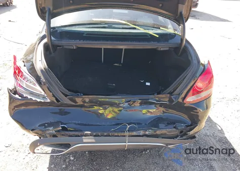 2015 Mercedes-Benz C 300 4Matic z USA, uszkodzony, nr VIN 55SWF4KBXFU022045